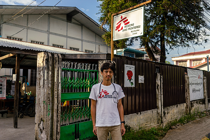 医療危機に瀕したミャンマーに派遣された救急医の森岡慎也　© Ben Small/MSF