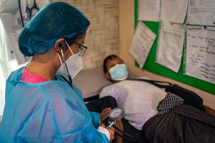 カチン州ミッチーナで20年前からMSFによるHIV治療を受けてきた男性(47歳) © Ben Small/MSF