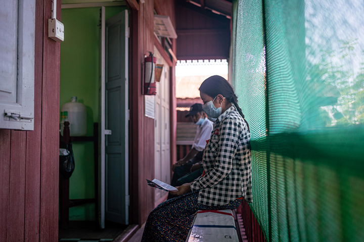 カチン州にあるMSFのHIV診療所で診察を待つ女性（24歳）。生まれつきHIVに感染していた　© Ben Small/MSF
