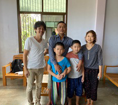 森岡を自宅へ招いてくれた患者の<br> 息子とその家族と © MSF