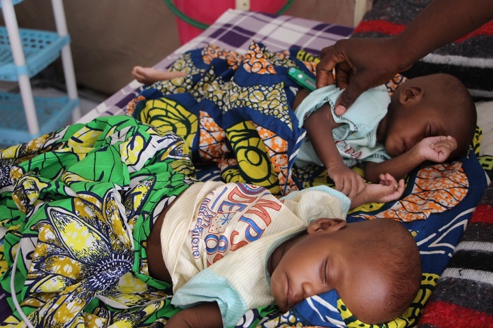 栄養治療センターで治療を受ける子ども　© Yuna Cho/MSF