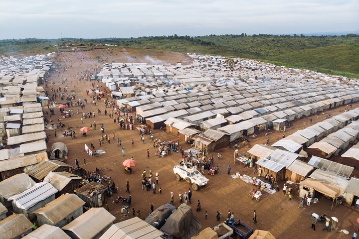この数カ月で4万人が新しく加わり、6万人以上の人びとが暮らす避難民キャンプ　　© Alexis Huguet/MSF