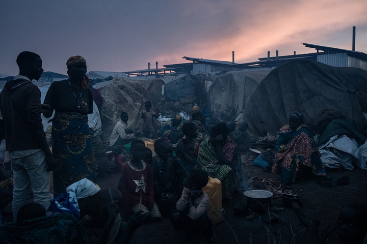 夕暮れ時、テントの外で過ごす人びと © Alexis Huguet/MSF