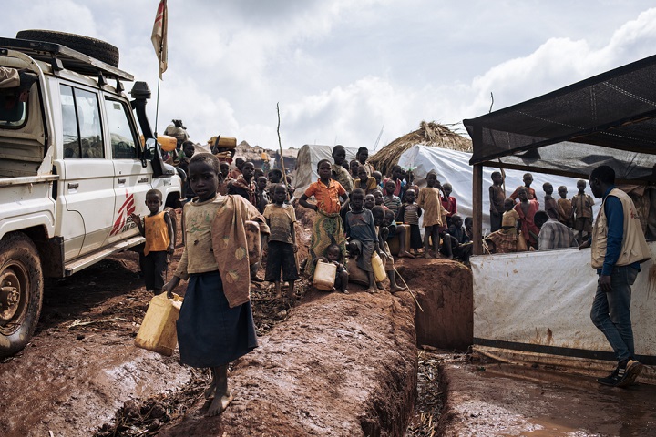 キャンプでMSFが行う水の支援に多くの人が集まる　© Alexis Huguet/MSF