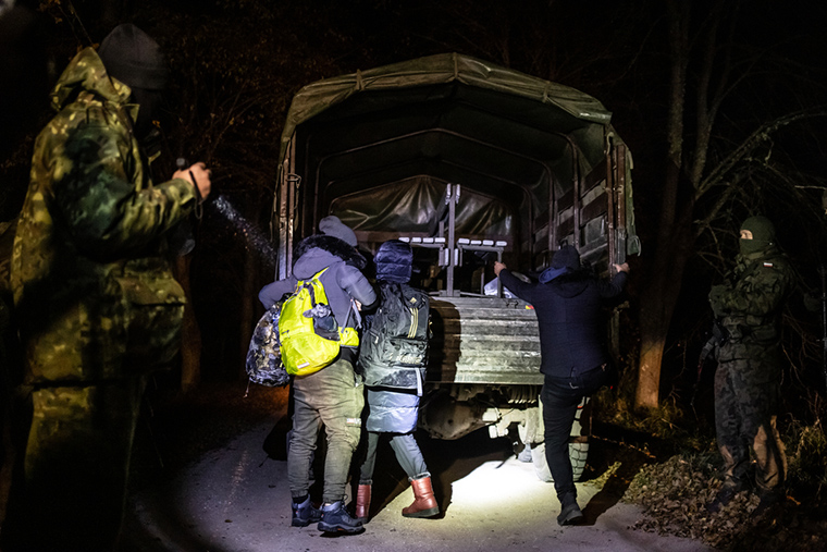 国境警備隊にトラックに乗せられ、ベラルーシ国境の立ち入り禁止区域に押し戻される一家　© Maciej Moskwa/Testigo