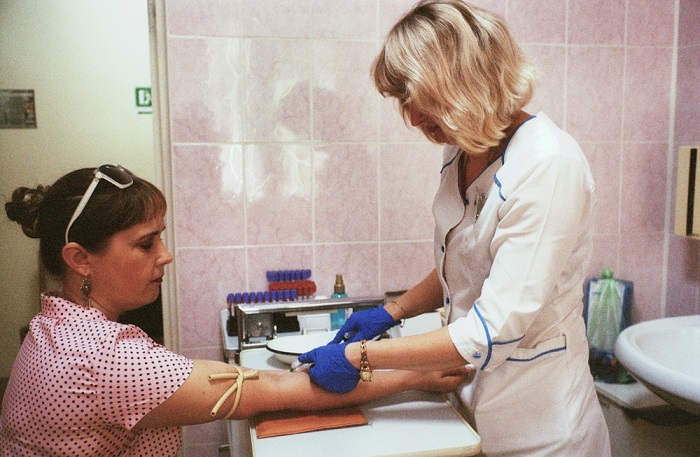 C型肝炎の外来患者を診察する様子。© Aleksandr Glyadyelov/MSF