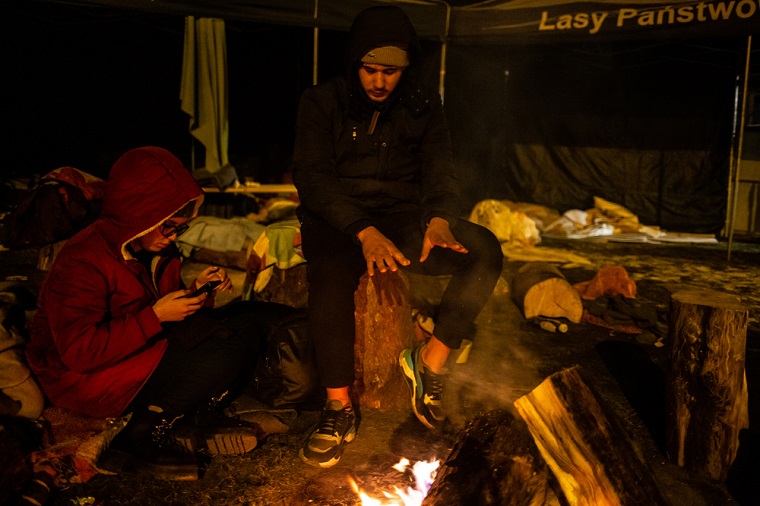 ポーランド南東部の国境の町で夜を過ごすウクライナの人びと＝2022年3月1日　© Maciej Moskwa