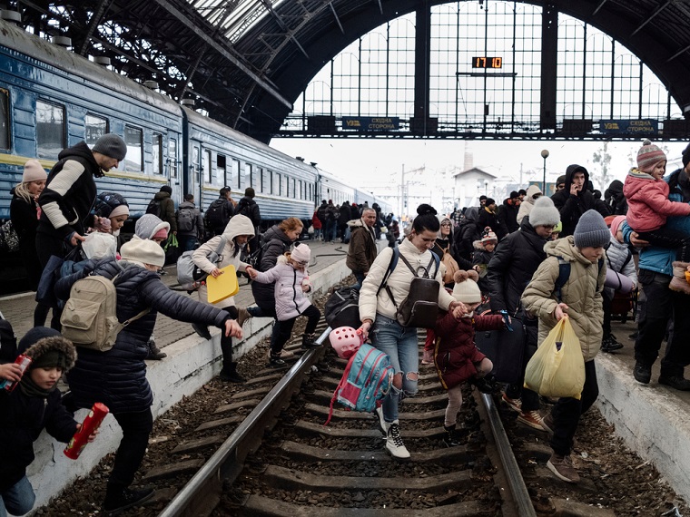 ポーランドへ逃れる人びとであふれる、ウクライナ西部の都市リビウの駅＝2022年2月27日　© Emin Ozmen/Magnum Photos
