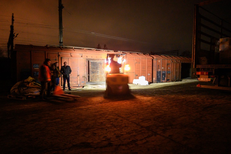 3月5日夜、キエフに向かう列車に物資を積み込んだ　© MSF