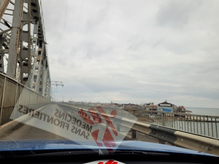 車から見たオデッサの町並み。MSFは現地での活動計画のため調査を行った Ⓒ MSF