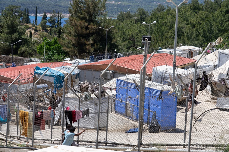 ギリシャ・サモス島で人びとが留め置かれる施設。劣悪な環境だ=2021年5月　© Evgenia Chorou/MSF