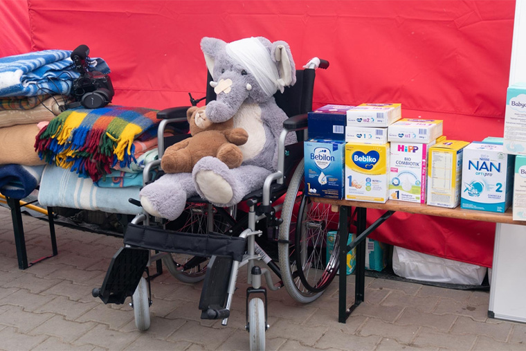 国境の入り口には、衣類、毛布、おもちゃ、ベビーミルク、ペットフードなどの寄付品が積まれている　Ⓒ Paweł Banaszczyk/MSF