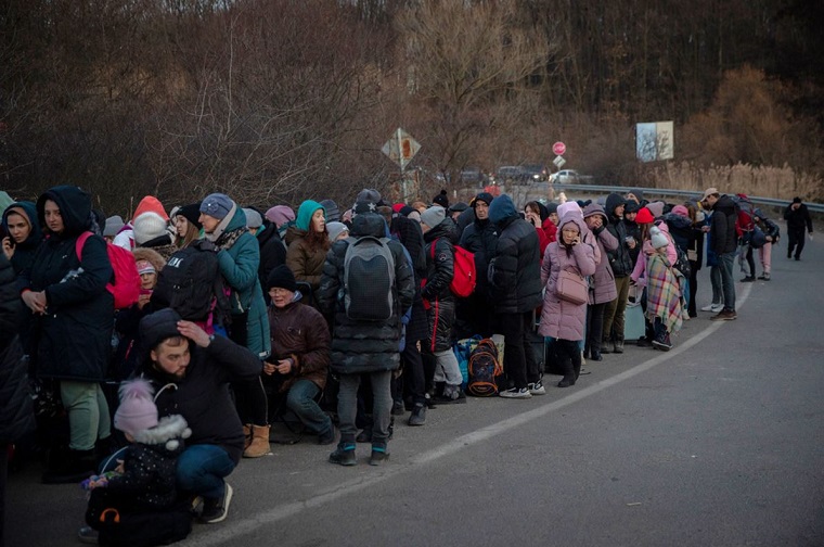 歩いてスロバキアに入国するために長い列に並ぶウクライナの人びと。毎日約1万人が越境している=2022年3月6日 © Santi Palacios