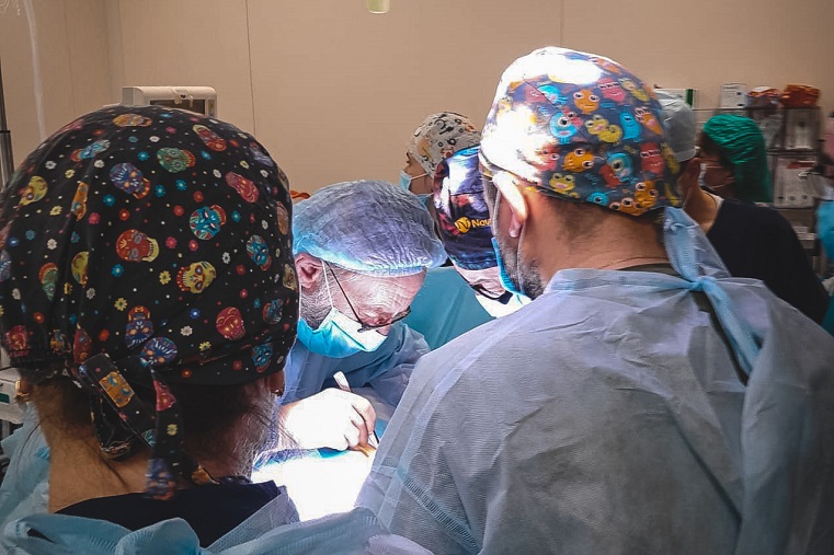キエフの病院で外傷手術に当たるMSFの外科医　© MSF