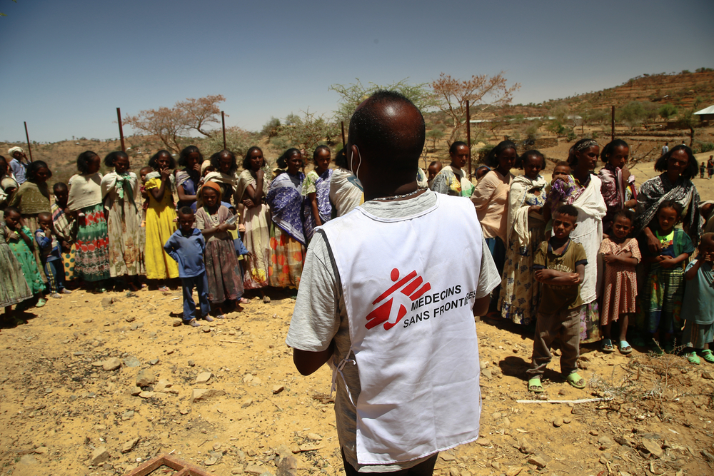 エチオピア北部ティグレ州の村で移動診療を行うMSFスタッフ=2021年3月　© Igor Barbero/MSF