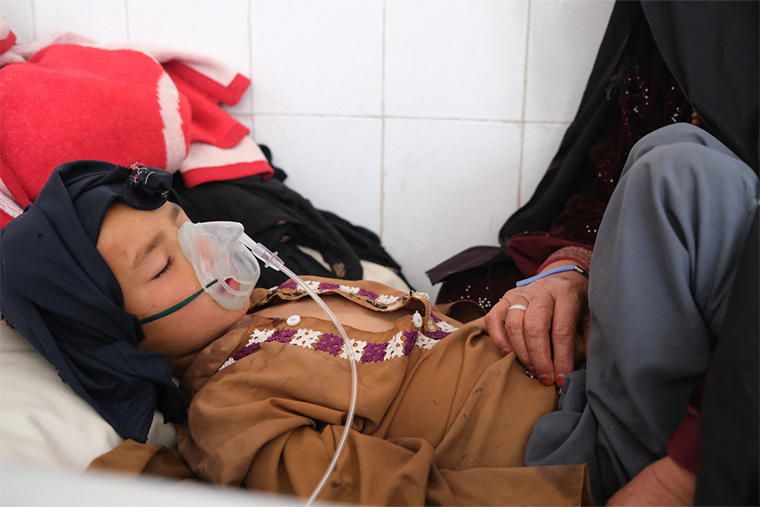 ブースト病院のはしか隔離病棟で治療を受ける患者　Ⓒ Tom Casey/MSF