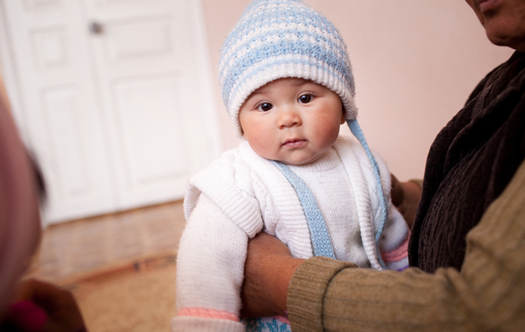 結核患者の多い中央アジアのキルギスで、小児結核と診断された生後9カ月の赤ちゃん＝2013年　© Vincent Tremeau