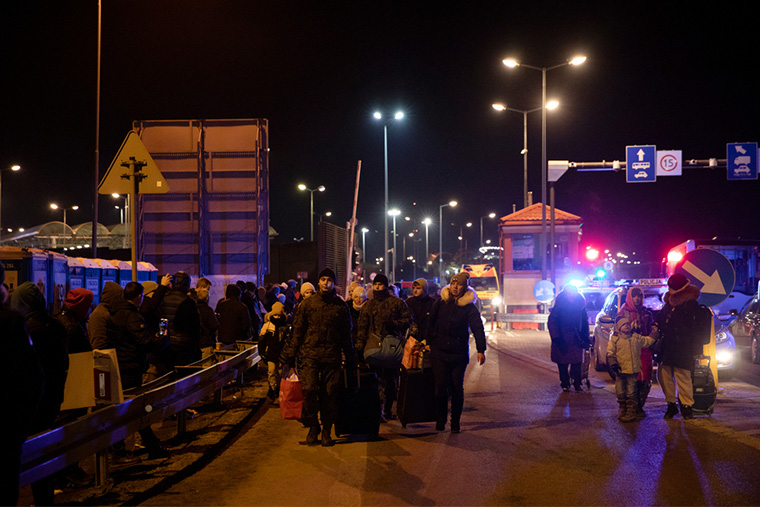 夜間に国境を通過する、ウクライナからの難民の人びと　Ⓒ Adrienne Surprenant/MYOP