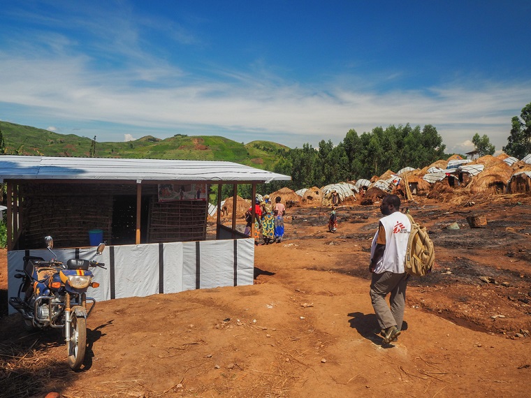 イトゥリ州ニジの国内避難民キャンプ。紛争から逃れた人びとが暮らす © MSF/Avra Fialas