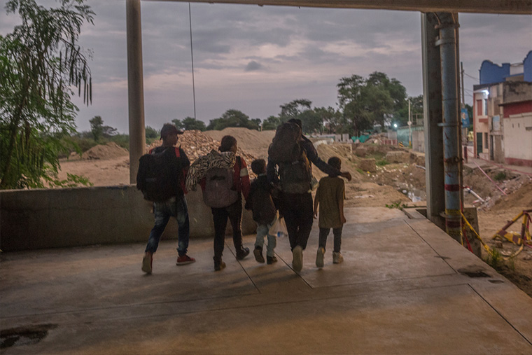 旅を続ける前に寝る場所を探す、移民の一家 Ⓒ MAX CABELLO ORCASITAS