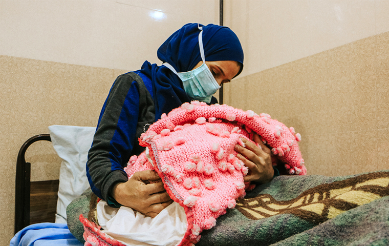 MSFが共同運営する病院で4人目の子どもを出産した避難民女性　© MSF/Abd Almajed Alkarh