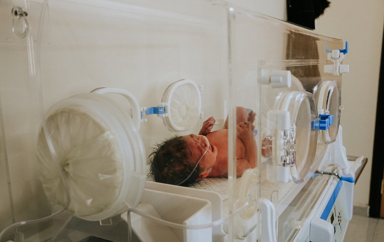 MSFが共同運営する病院で、保育器の中の生まれたての赤ちゃん © MSF/Abd