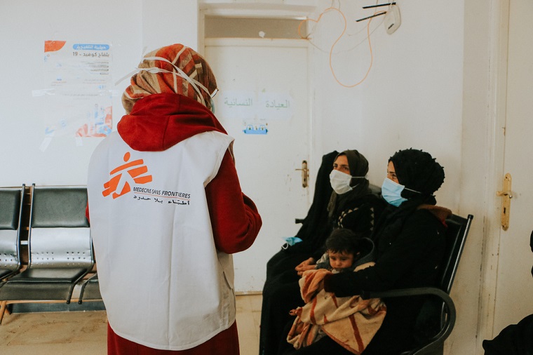 北西部イドリブ県のMSFが支援する診療所で診察を待つ女性たち　© MSF/Abd Almajed Alkarh