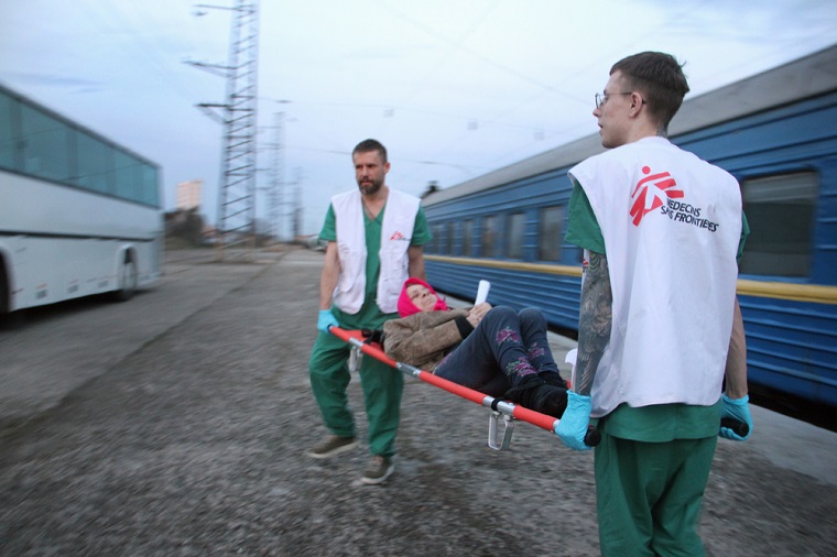 医療列車で負傷者の搬送を行うMSFスタッフ　© Maurizio Debanne/MSF