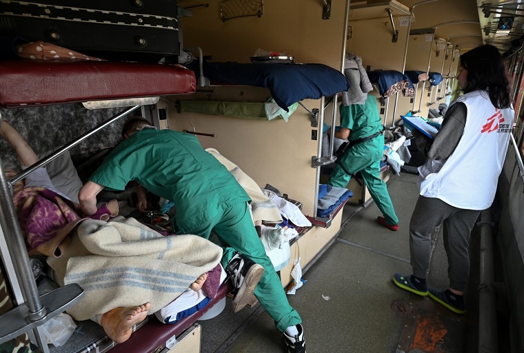 医療列車で負傷者を搬送する　© AFP PHOTO/GENYA SAVILOV