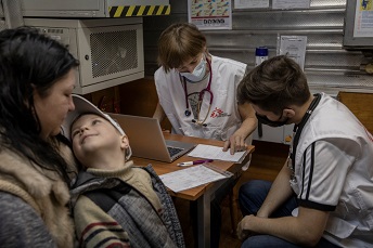 ハルキウの地下鉄の駅で医療診療を開始した <br> © Adrienne Surprenant/MYOP