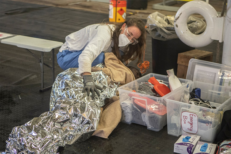 救出された生存者の中には、海上で疲れ果て、海に落ちてしまった人もいた Ⓒ Anna Pantelia/MSF