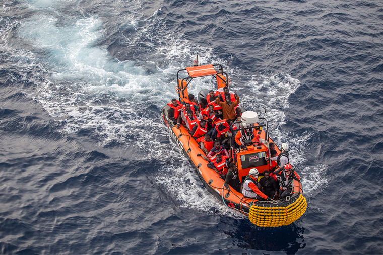 浸水したゴムボートから113人が救出された＝2022年3月29日　Ⓒ Anna Pantelia/MSF