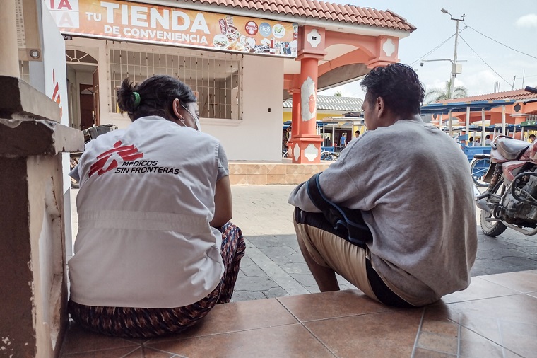 移動の道のりで経験したことで心に傷を負うことも。MSFでは心のケアにも当たっている © MSF/Esteban Montaño