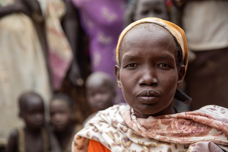 5人の子を連れて避難した女性。子どもたちの食料がなく、木の葉を与えたと話す　© Scott Hamilton/MSF