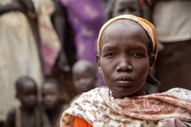 5人の子を連れて避難した女性。子どもたちの食料がなく、木の葉を与えたと話す © Scott Hamilton/MSF