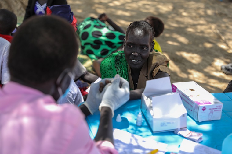 移動診療でマラリアの検査を行う © Scott Hamilton/MSF