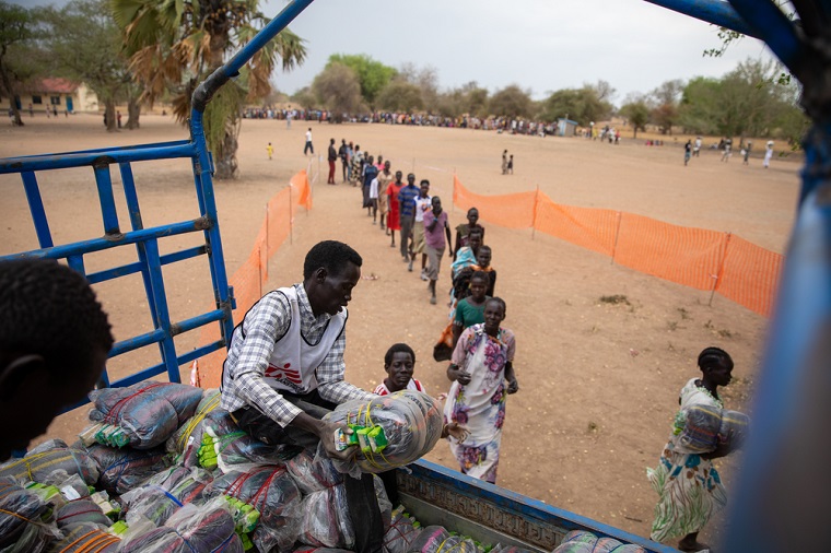 避難生活を送る人びとに毛布などの緊急支援物資を配布 © Scott Hamilton/MSF
