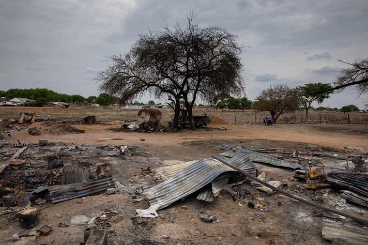 2月に焼き討ちに遭ったアゴクの市場。人びとがすぐに戻れる状況にはない　© Scott Hamilton/MSF