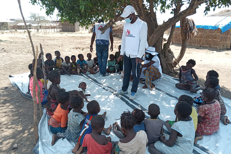 心のケアの一環として、子どもたちと交流するMSFスタッフ　Ⓒ Edmar Resta/MSF