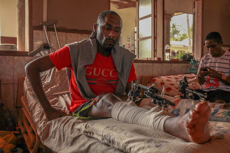 大きな交通事故に巻き込まれ、クンバ地区病院に運びこまれた男性 © Scott Hamilton/MSF