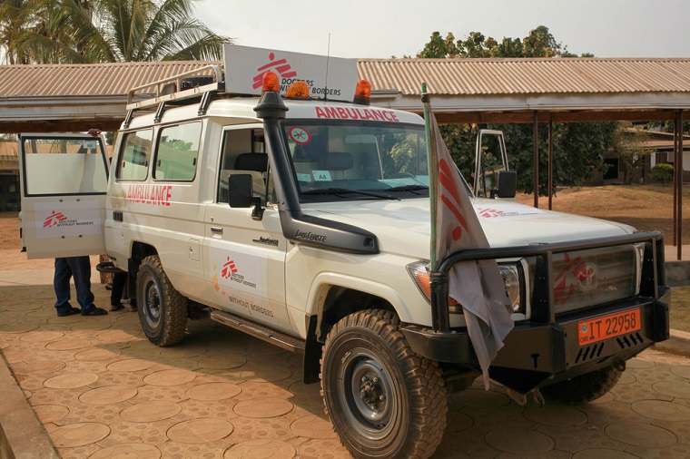 マンフェ地区病院にて。MSF救急車は病院のない地域に住む患者を運んできた © Scott Hamilton/MSF