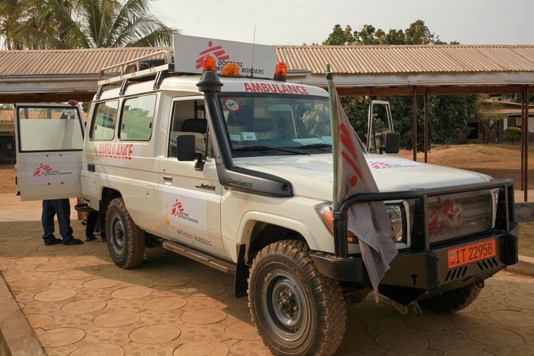 マンフェ地区病院にて。MSF救急車は病院のない地域に住む患者を運んできた　© Scott Hamilton/MSF