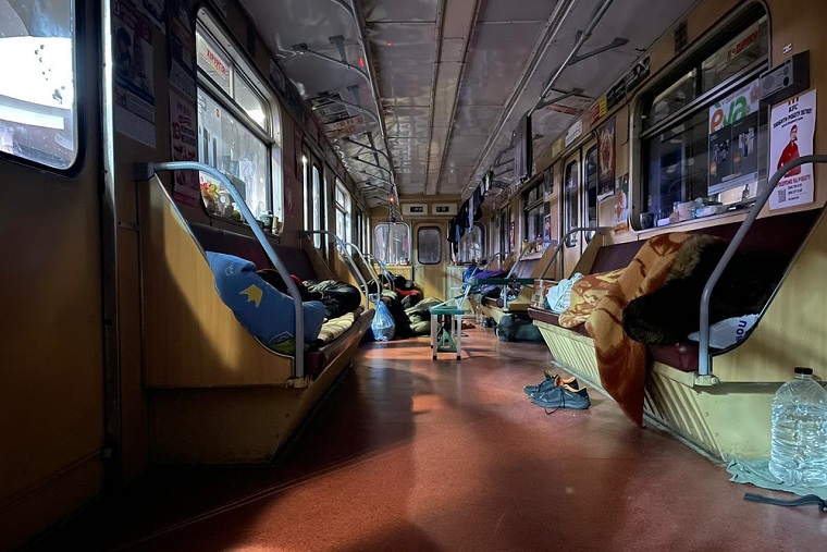 地下鉄の車両の中で避難生活を送る人たちもいる　© Morten Rostrup/MSF 