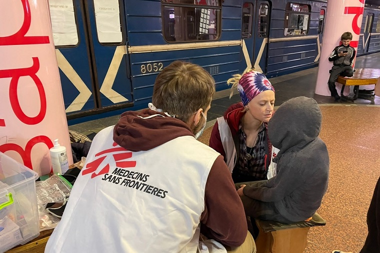 ハルキウの地下鉄駅で子どもの診療を行うＭＳＦの医師　© Morten Rostrup/MSF
