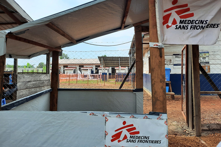 ワンガタ保健区のエボラ治療センターに設置した、新しいトリアージ・エリア　Ⓒ MSF