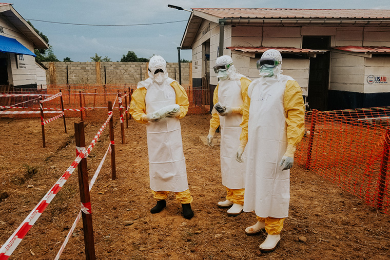 MSFの医師とコンゴ保健省のスタッフ。ワンガタ保健区のエボラ治療センターにて　Ⓒ MSF