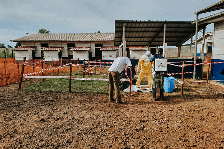 汚染除去エリアで保護具を消毒するスタッフ　Ⓒ MSF