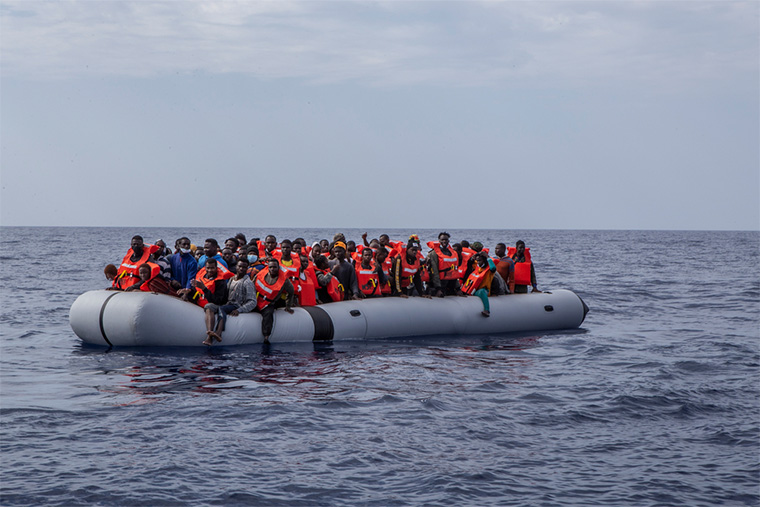ジオ・バレンツ号は海上でさらなる捜索を続け、遭難した船から多くの人びとを救助している　Ⓒ Anna Pantelia/MSF
