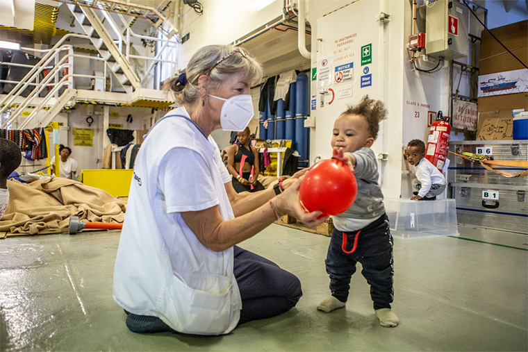 ジオ・バレンツ号の船内の様子。女性や子どもも多く滞在する Ⓒ Anna Pantelia/MSF