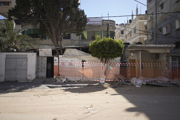 ガザ市内にあるMSFの診療所も被害を受けた　Ⓒ MSF